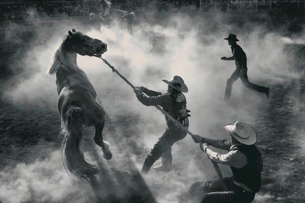smithsonian-photo-contest-americana-rodeo-cowboys-george-burgin